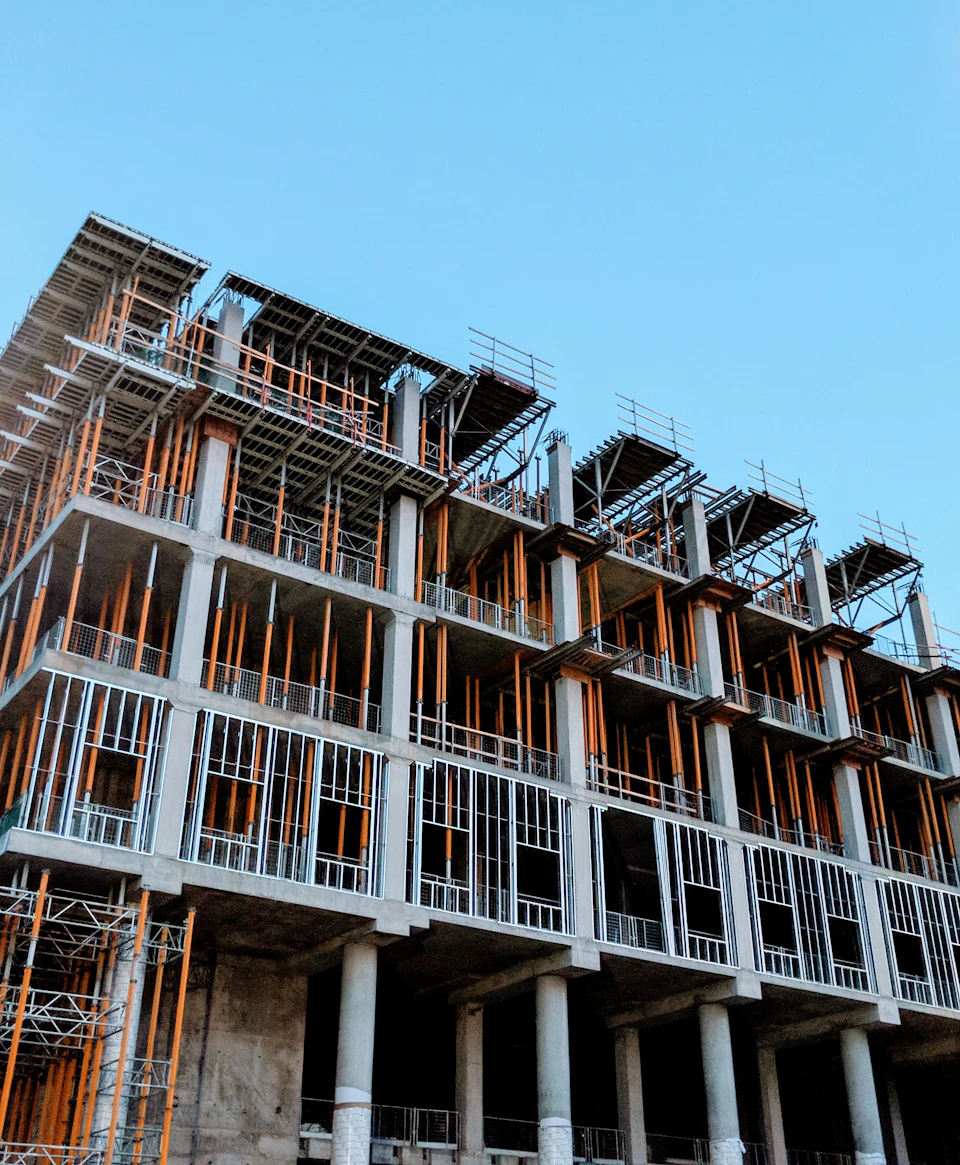 Edificio in costruzione con struttura e casseforme in cantiere